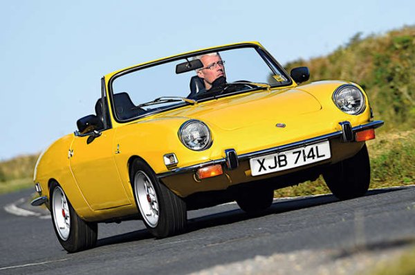 Година след като Fiat пусна своя заместник на 600 -  850, под формата на седан, възлага на Bertone да проектира и произведе 850 Spider. Изглеждайки като умалено Ferrari, елегантната каросерия и разширените надвеси прикриват доста прозаичните му основи.

Текстилният капак на автомобила също се прибира добре зад задните седалки, когато е свален. Покрит със стомана, за да се запазят линиите му.

Монтираната отзад 843cc „четворка“ на Fiat 850 Spider ще подобрена, за да произведе 48 к.с., давайки на колата максимална скорост от 135 км в час.

Интериорът също е по-пищно обзаведен, с много изкуствено дърво, спортни седалки, плюс по-добре оборудвано табло с кръгли циферблати.